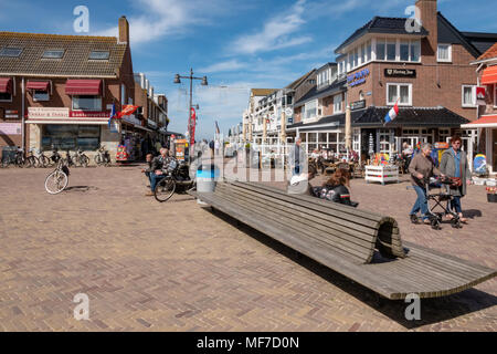 Egmond aan Zee , Noord Holland / Paesi Bassi - 24 Aprile 2018 : una popolare località balneare sulla costa nord ovest dell'Olanda. I turisti gustando un drink presso il locale cafè e ristoranti. Foto Stock