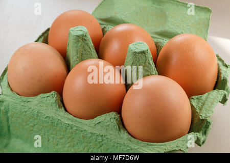 Sei uova in una verde confezione di uova Foto Stock