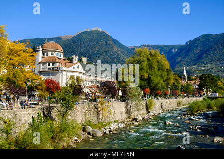 Kurhaus am Fluss Passirio Merano, del Burgraviato, Südtirol, Italien, Foto Stock