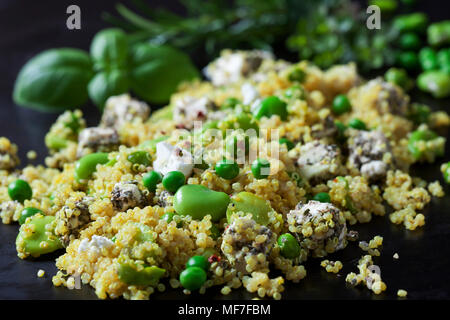 La quinoa con insalata di fave, piselli e feta, close-up Foto Stock