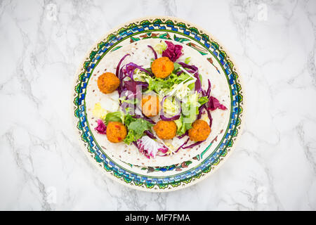 Falafel, wrap, insalata, rosso e il cavolo bianco, salsa di yogurt Foto Stock