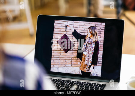 Foto di donna sacco di contenimento su uno schermo del notebook Foto Stock