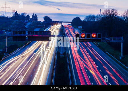 Germania Baden-Wuerttemberg, Autobahn A8 nei pressi di Wendlingen in serata, sentieri di luce Foto Stock