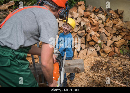Felice padre e figlio di segatura di legno insieme Foto Stock