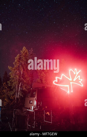 Canada, British Columbia, simbolo maple leaf, leggere Llght trail Foto Stock