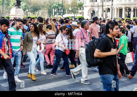 Città del Messico, ispanico, centro storico, Eje Central Lazaro Cardena, trafficato incrocio principale, strada pedonale affollato, uomo maschio, donna Foto Stock