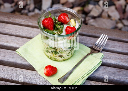 Insalata di asparagi con miglio, fragola, rocket in vetro Foto Stock