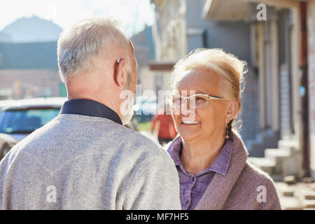 Close-up di senior uomo con udito parlare di aiuto alla donna senior Foto Stock