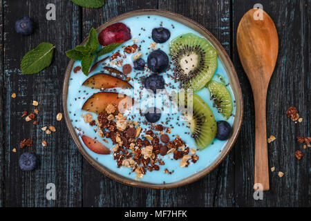 Frullato di super bowl con semi di Chia, mirtilli e pesche noci, kiwi e cioccolato granola Foto Stock