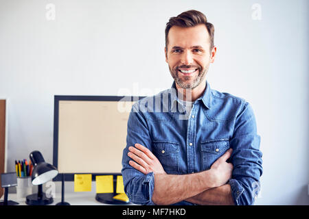Ritratto di uomo sorridente in ufficio Foto Stock