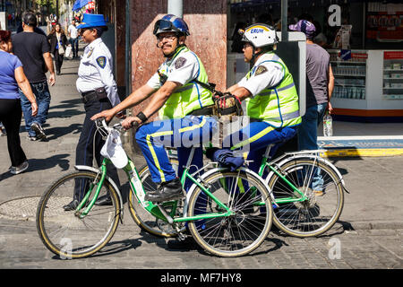 Città del Messico, messicano, ispanico, centro storico, uomo uomini maschio, pattuglia della polizia, biciclette biciclette bicicletta andare in bicicletta rider bike bike bike bikes, pubblico Foto Stock