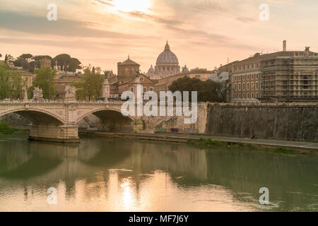 Italia Lazio Roma, vista di Ponte Vittorio Emanuele II con la Città del Vaticano in background Foto Stock