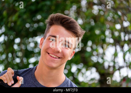 Ritratto di giovane sorridente uomo all'aperto Foto Stock