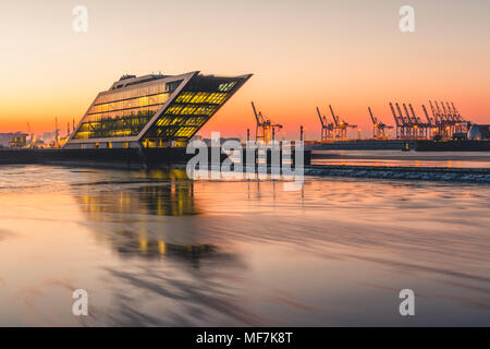 Germania, Amburgo, Dockland, ufficio moderno edificio a sunrise Foto Stock