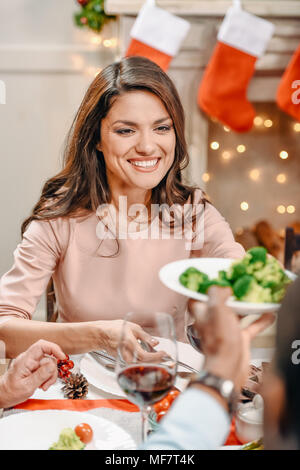 Giovane donna sulla cena di natale Foto Stock