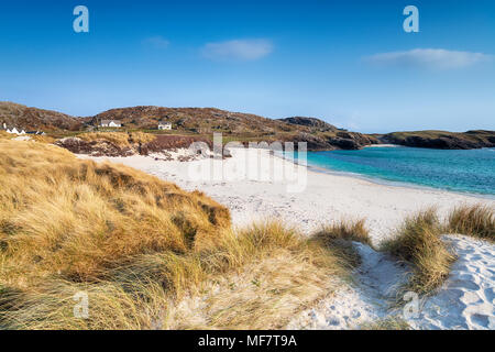 La bellissima spiaggia di sabbia bianca a Clachtoll vicino a Lairg Sutherland sulla costa nord occidentale della Scozia e sulla famosa NC500 percorso turistico Foto Stock