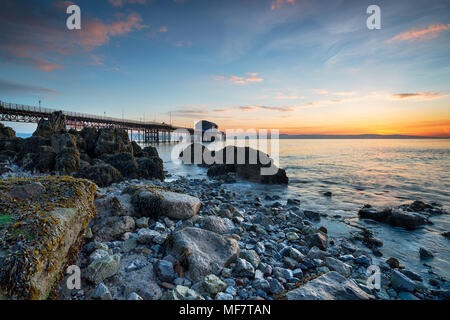 Sunrise over Mumbles Pier vicino a Swansea sulla costa gallese Foto Stock