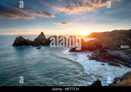 Sunset over Kynance Cove sulla penisola di Lizard in Cornovaglia Foto Stock