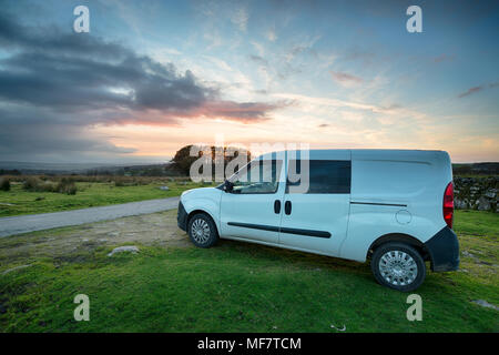 Un furgone bianco al tramonto di Bodmin Moor in Cornovaglia Foto Stock
