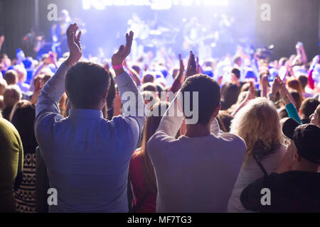 Il pubblico a guardare il concerto sul palco in gran concerto club. Foto Stock