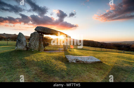 Sunset over Pentre Ifan nel Pembrokeshire National Park in Galles Foto Stock