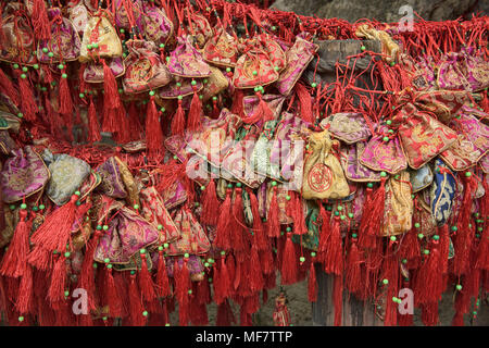 Buona fortuna desiderio sacchi appesi a Jinli antica strada, Chengdu Sichuan, Cina Foto Stock