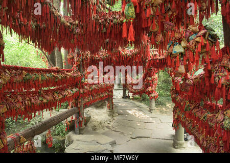 Buona fortuna desiderio sacchi appesi a Jinli antica strada, Chengdu Sichuan, Cina Foto Stock