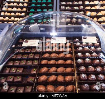 Close up di deliziosi cioccolatini francese sotto il vetro Foto Stock