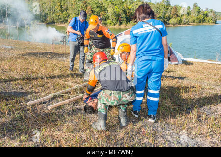 Nakhon Ratchasima, Tailandia - 23 dicembre 2017: Rescue team preaparing per trasportare passeggeri feriti in ospedale a punta di salvataggio sulla simulazione di passen Foto Stock