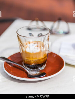 A breve il caffè nero sul tavolo Foto Stock