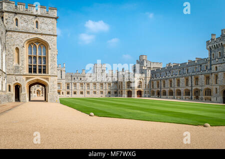 Windsor, Regno Unito - 05 Maggio 2016 : vista della tomaia Ward (quadrangolo) nel borgo medievale del Castello di Windsor. Il Castello di Windsor è una residenza reale a Windsor in Foto Stock