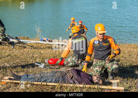 Nakhon Ratchasima, Tailandia - 23 dicembre 2017: Rescue team preaparing per trasportare passeggeri feriti in ospedale a punta di salvataggio sulla simulazione di passen Foto Stock