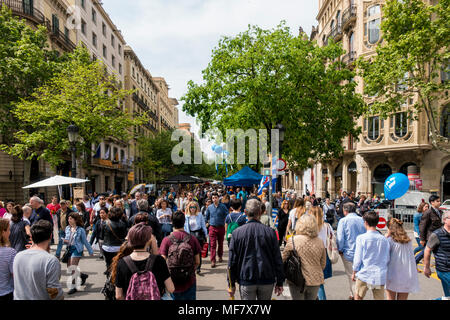 Barcellona, Spagna. Aprile 23, 2018: Diada de Sant Jordi o Saint George's giorno o il giorno del libro, una famosa celebrazione catalana. La Folla di anonimo p Foto Stock