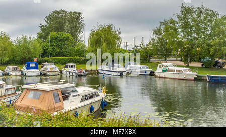 Ely, Cambridgeshire, Inghilterra - 29 Maggio 2016: Barche di diversi tipi e dimensioni linea le sponde del Fiume Great Ouse a Ely durante l'estate per Foto Stock