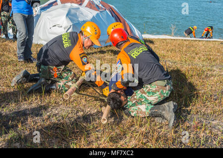 Nakhon Ratchasima, Tailandia - 23 dicembre 2017: Rescue team preaparing per trasportare passeggeri feriti in ospedale a punta di salvataggio sulla simulazione di passen Foto Stock