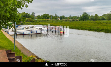 Ely, Cambridgeshire, Inghilterra - 29 Maggio 2016: Barche di diversi tipi e dimensioni linea le sponde del Fiume Great Ouse a Ely durante l'estate per Foto Stock