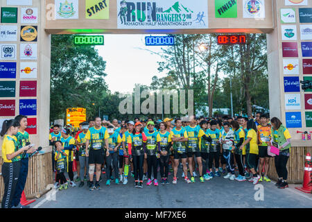 Nakhon Ratchasima, Tailandia - 24 dicembre 2017: Dipartimento del Parco Nazionale di organizzare la mezza maratona a cercare per sostenere i rangers a Khao Yai Nazione Foto Stock