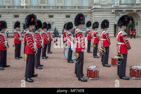 Londra, Inghilterra - Giugno 26, 2016 - Il cambio della guardia a Buckingham Palace, London, Regno Unito Foto Stock