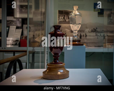 London, Regno Unito - 26 Giugno 2016: le ceneri del Trofeo originale nella parte anteriore e la replica in background. La replica è presentato per l'Australia o Foto Stock