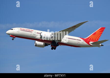 Air India Boeing Dreamliner 787-8 VT-ANB decolla all'Aeroporto Heathrow di Londra, Regno Unito Foto Stock