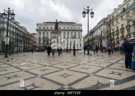 La statua del poeta Luis De Camões in Luis De Camões Square a Lisbona, Portogallo Foto Stock