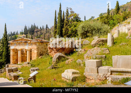 Tesoro Ateniese in Delphi, un sito archeologico in Grecia, al Monte Parnassus. Delphi è famosa da oracle presso il santuario dedicato a Ap Foto Stock