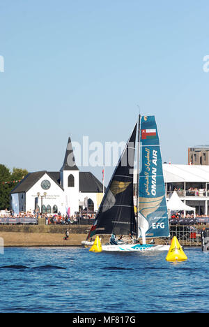 Barche di competere nel round di Cardiff dell'Extreme serie Vela con la Chiesa Norvegese in background Foto Stock