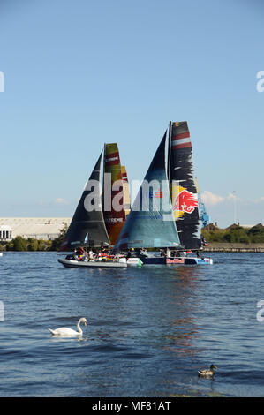 Barche di competere nel round di Cardiff dell'Extreme serie Vela Foto Stock