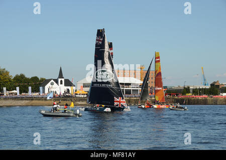 Barche di competere nel round di Cardiff dell'Extreme serie Vela con la Chiesa Norvegese in background Foto Stock