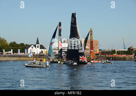 Barche di competere nel round di Cardiff dell'Extreme serie Vela con la Chiesa Norvegese in background Foto Stock