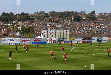 I giocatori warm up prima di cielo scommettere League 2 match tra Exeter City e Crawley Town presso il St James Park a Exeter. 21 apr 2018 solo uso editoriale FA Premier League e Football League immagini sono soggette a licenza DataCo vedere www.football-dataco.com Foto Stock