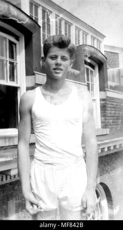 PX81-32:120 c. 1934 John F. Kennedy all'età 17 in posa per una fotografia. Si prega di credito:"John F. Kennedy Presidential Library and Museum di Boston.' Foto Stock