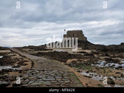 Petit essere nella baia di Saint Malo in un giorno nuvoloso, Bretagna Francia Foto Stock