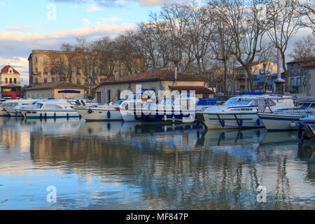 Barche ormeggiate nella città di Carcassonne, Francia Foto Stock